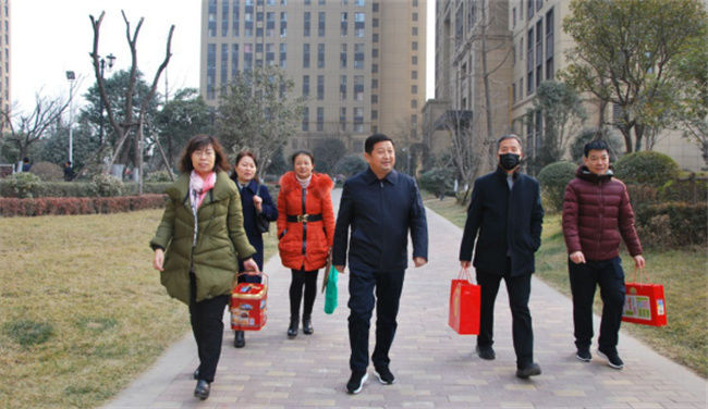 公司黨政工領 導親切看望慰問老干部、老同志和困難勞模、困難員工